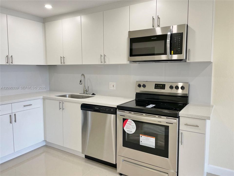 For Rent: $1,700 (1 beds, 1 baths, 728 Square Feet)