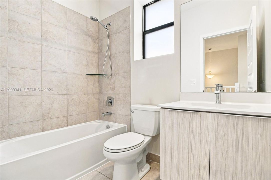 Activo con contrato: $3,550 (3 camas, 2 baños, 1586 Pies cuadrados)