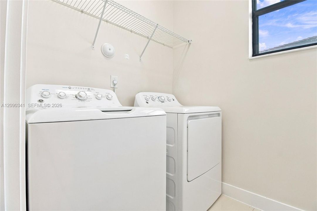 Activo con contrato: $3,550 (3 camas, 2 baños, 1586 Pies cuadrados)