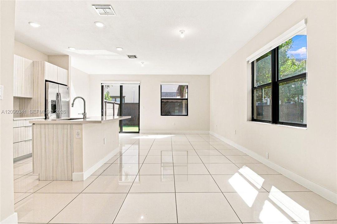 Activo con contrato: $3,550 (3 camas, 2 baños, 1586 Pies cuadrados)