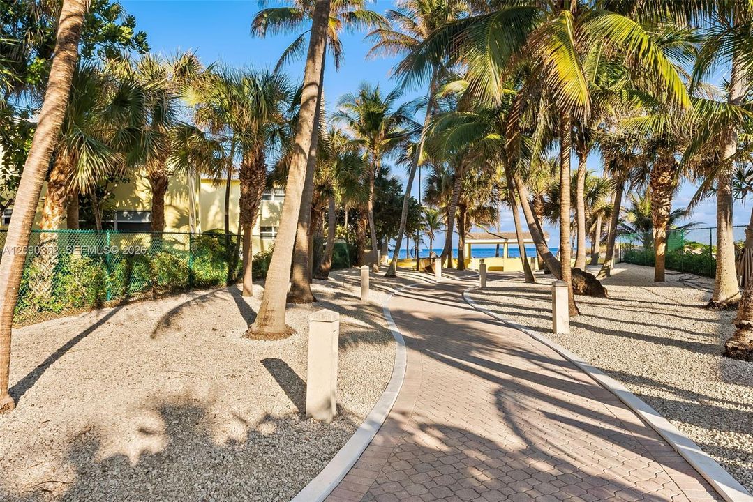 For Sale: $549,000 (2 beds, 2 baths, 1426 Square Feet)