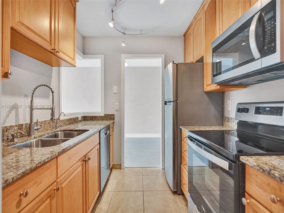 For Rent: $2,600 (2 beds, 2 baths, 990 Square Feet)