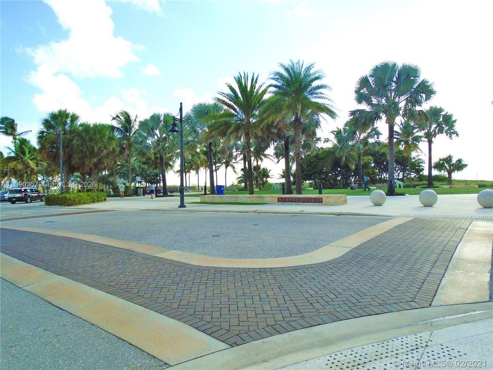 For Rent: $2,600 (2 beds, 2 baths, 990 Square Feet)