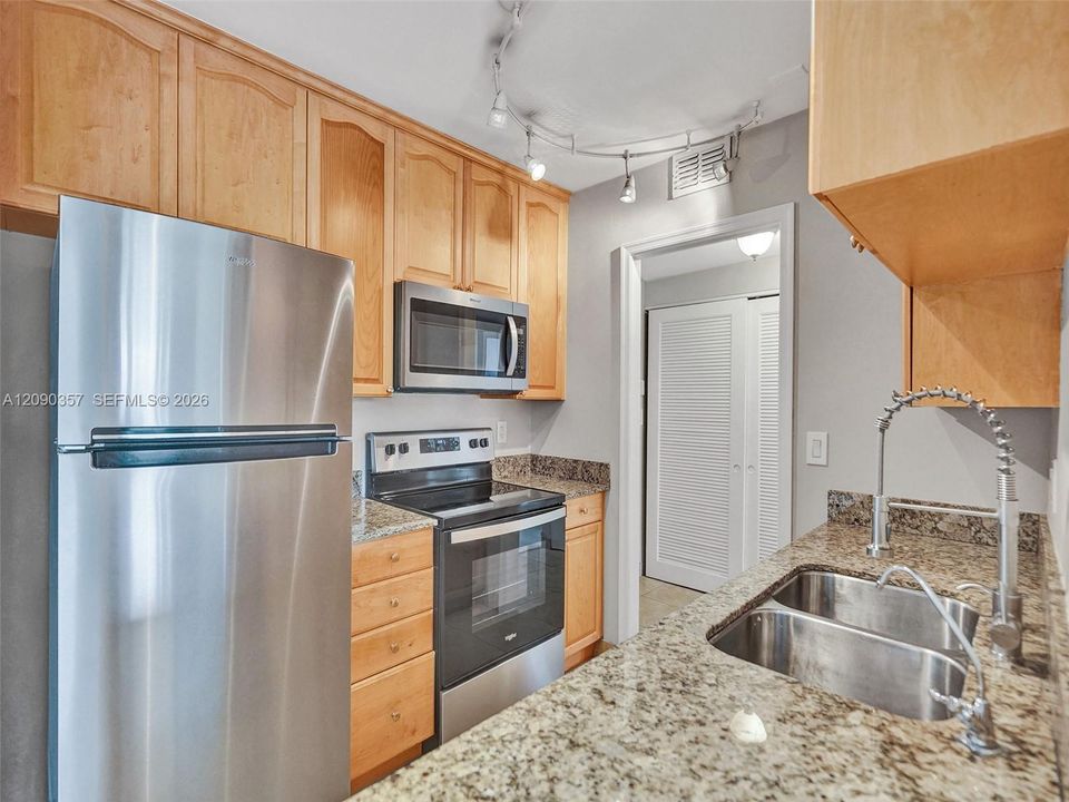 For Rent: $2,600 (2 beds, 2 baths, 990 Square Feet)