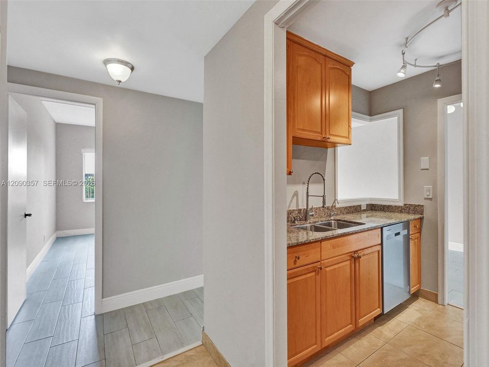For Rent: $2,600 (2 beds, 2 baths, 990 Square Feet)