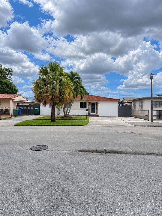 For Sale: $739,000 (4 beds, 2 baths, 1890 Square Feet)