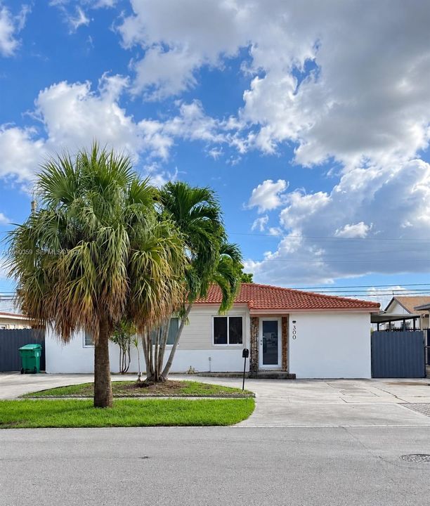 For Sale: $739,000 (4 beds, 2 baths, 1890 Square Feet)