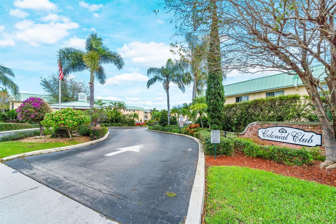 Entrance to Colonial Club