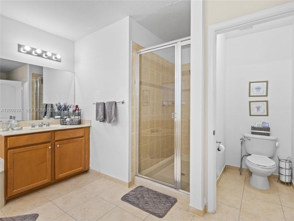 En Venta: $550,000 (4 camas, 3 baños, 2627 Pies cuadrados)