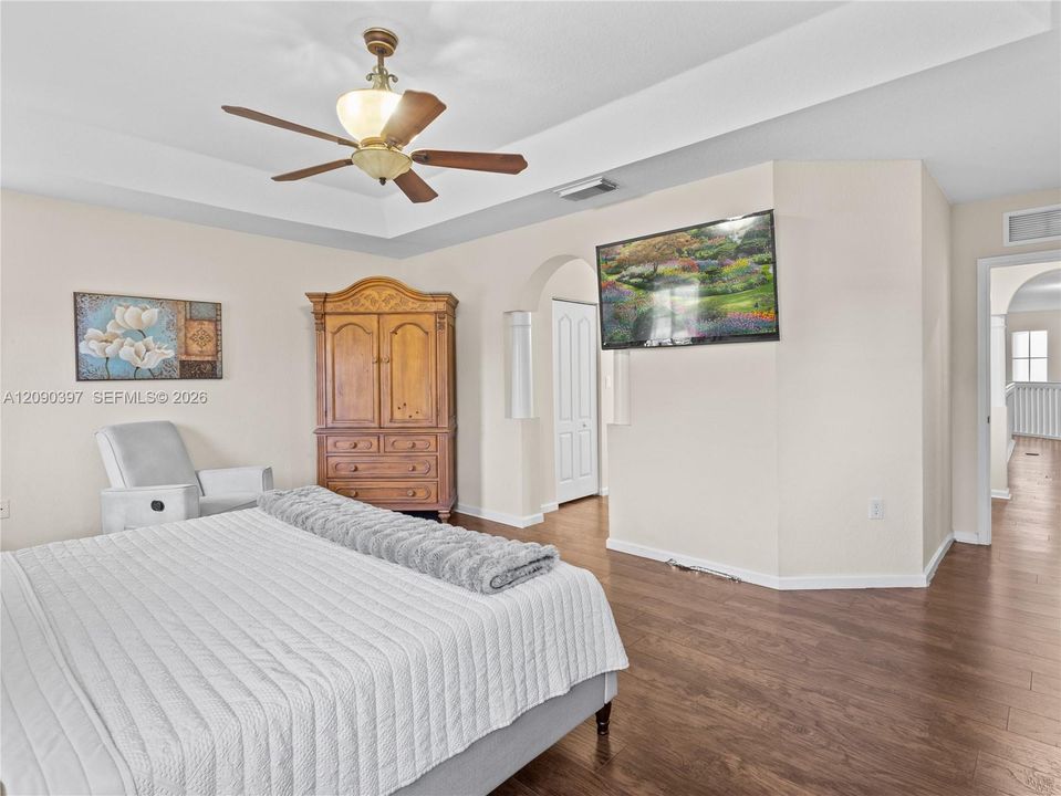 En Venta: $550,000 (4 camas, 3 baños, 2627 Pies cuadrados)