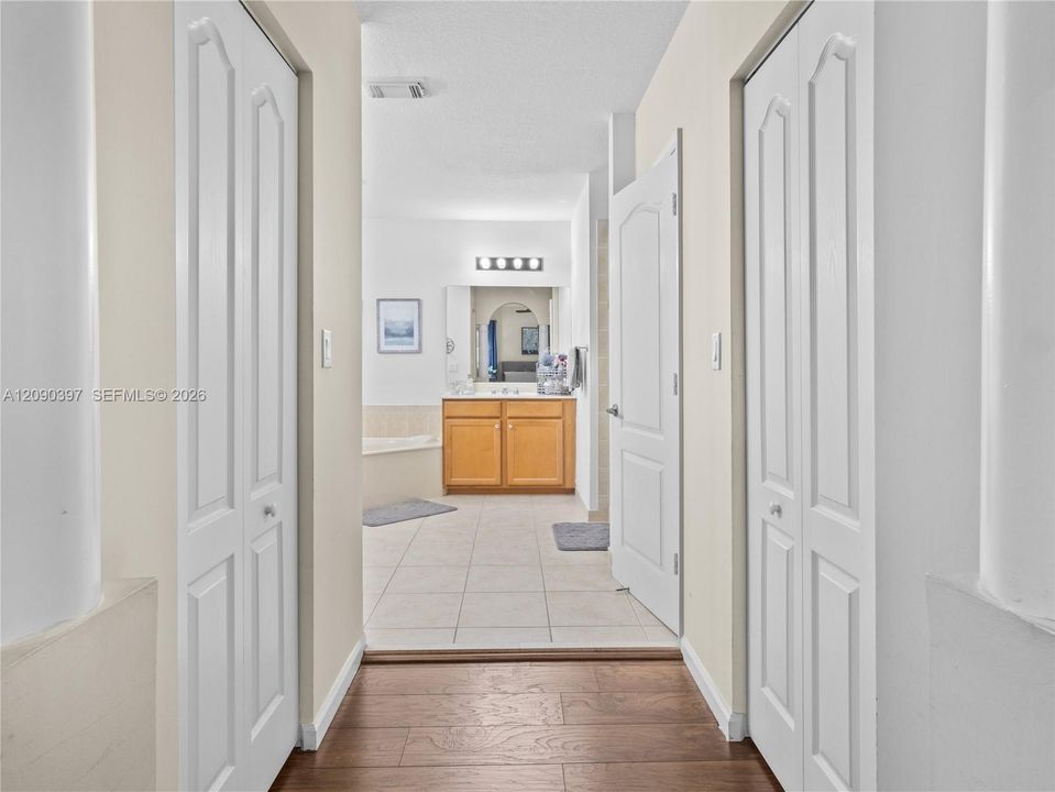 En Venta: $550,000 (4 camas, 3 baños, 2627 Pies cuadrados)