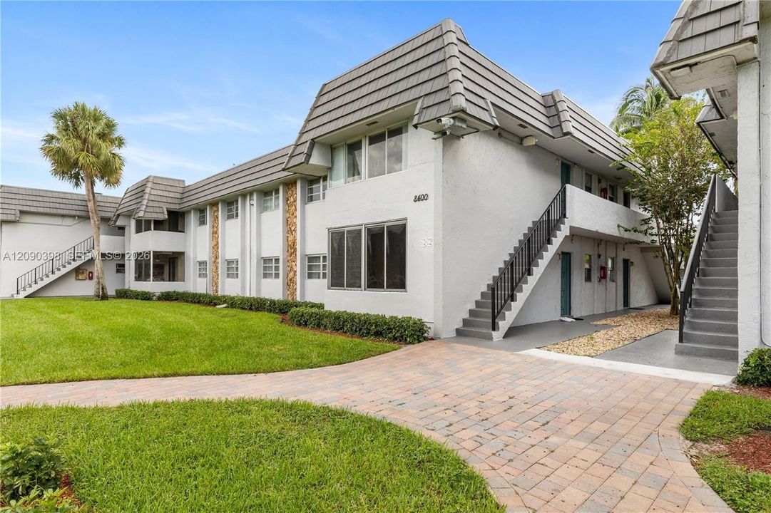 For Sale: $199,000 (2 beds, 2 baths, 950 Square Feet)