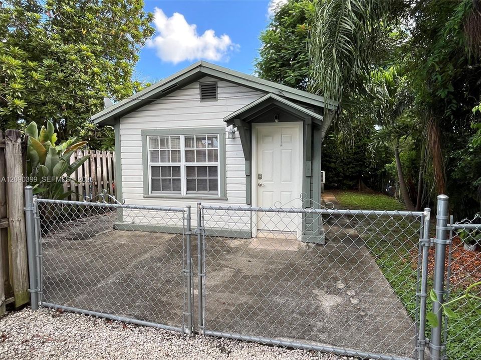 For Rent: $1,600 (1 beds, 1 baths, 1332 Square Feet)