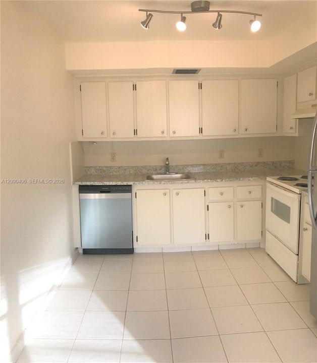 For Sale: $109,888 (2 beds, 2 baths, 1002 Square Feet)