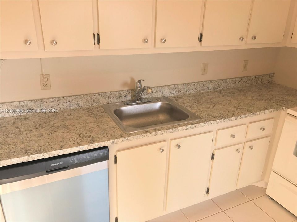 For Sale: $109,888 (2 beds, 2 baths, 1002 Square Feet)