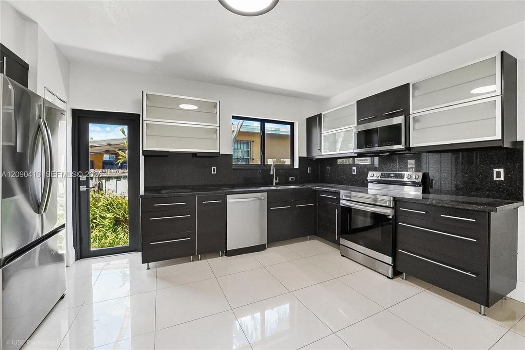 В аренду: $4,750 (3 спален, 3 ванн, 1716 Квадратных фут)