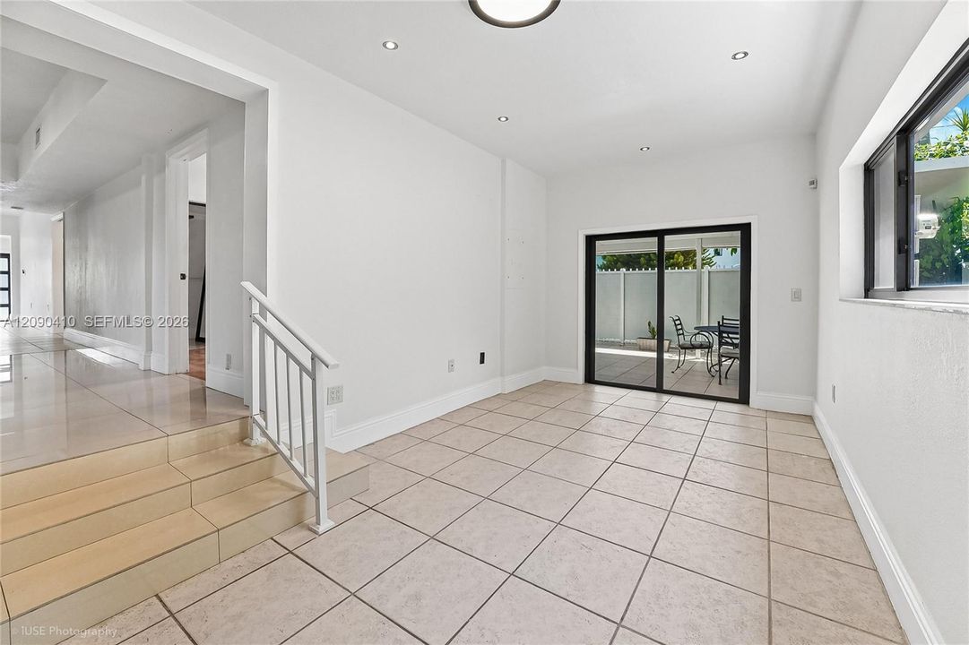В аренду: $4,750 (3 спален, 3 ванн, 1716 Квадратных фут)
