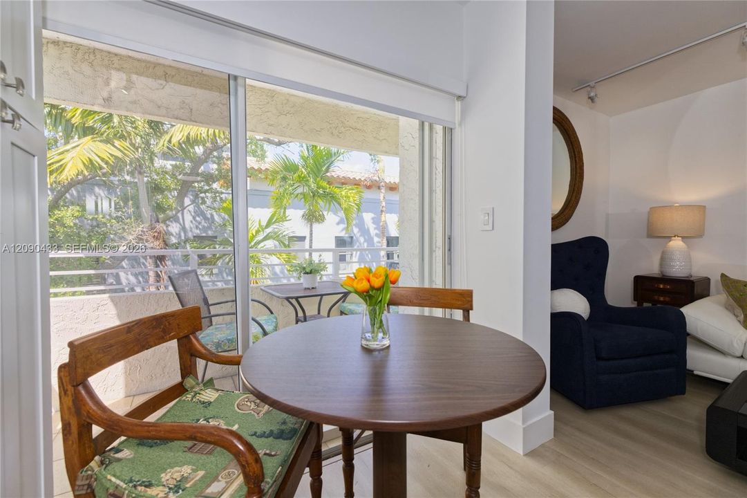For Rent: $2,850 (1 beds, 0 baths, 924 Square Feet)