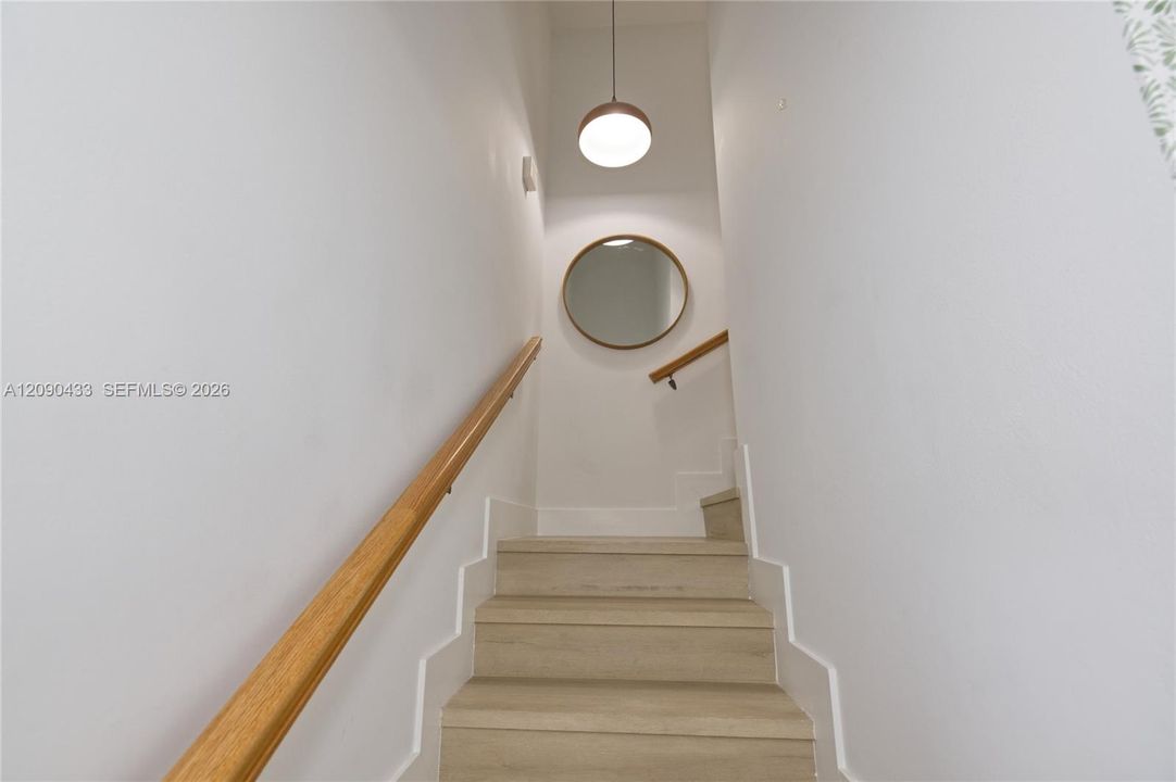 For Rent: $2,850 (1 beds, 0 baths, 924 Square Feet)