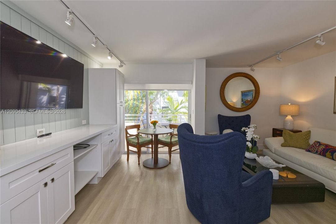 For Rent: $2,850 (1 beds, 0 baths, 924 Square Feet)
