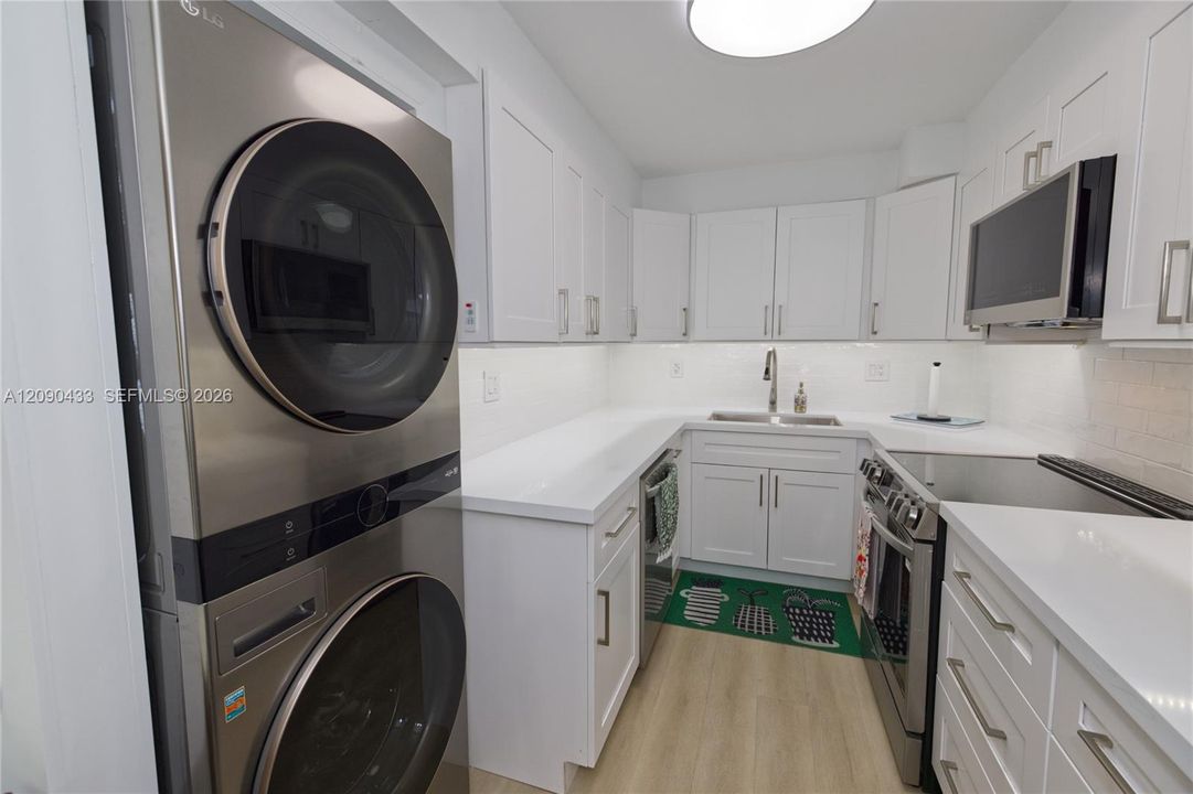 For Rent: $2,850 (1 beds, 0 baths, 924 Square Feet)