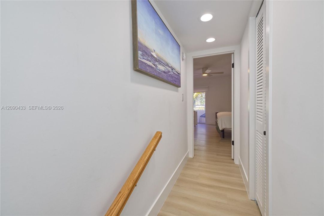 For Rent: $2,850 (1 beds, 0 baths, 924 Square Feet)