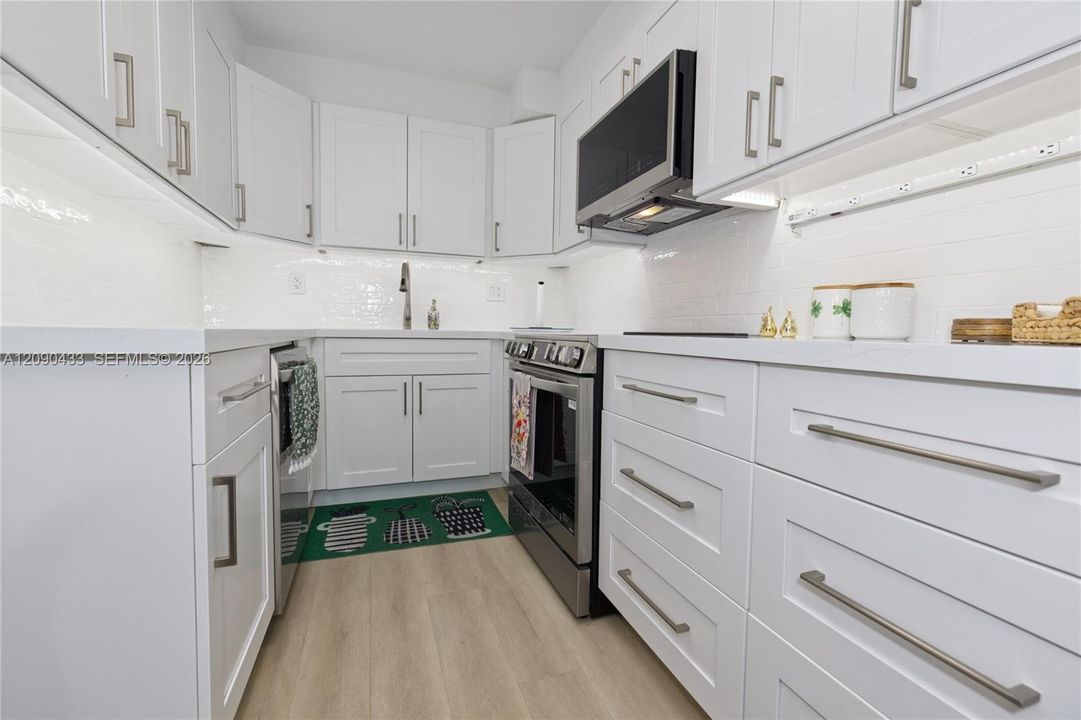 For Rent: $2,850 (1 beds, 0 baths, 924 Square Feet)