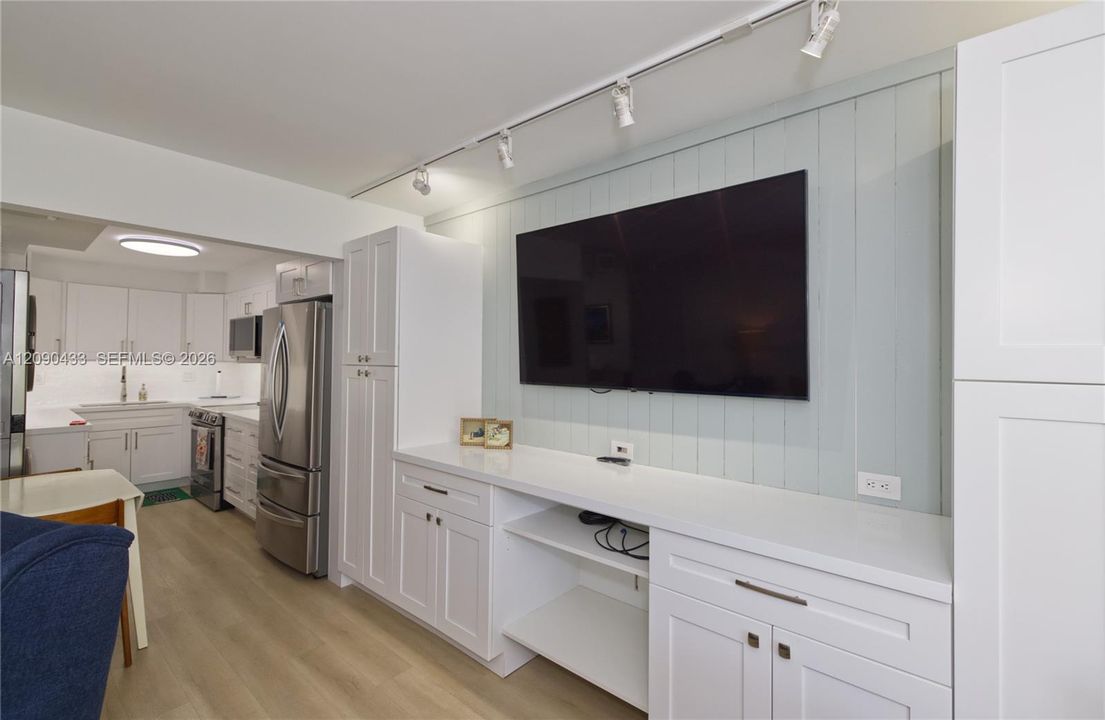 For Rent: $2,850 (1 beds, 0 baths, 924 Square Feet)