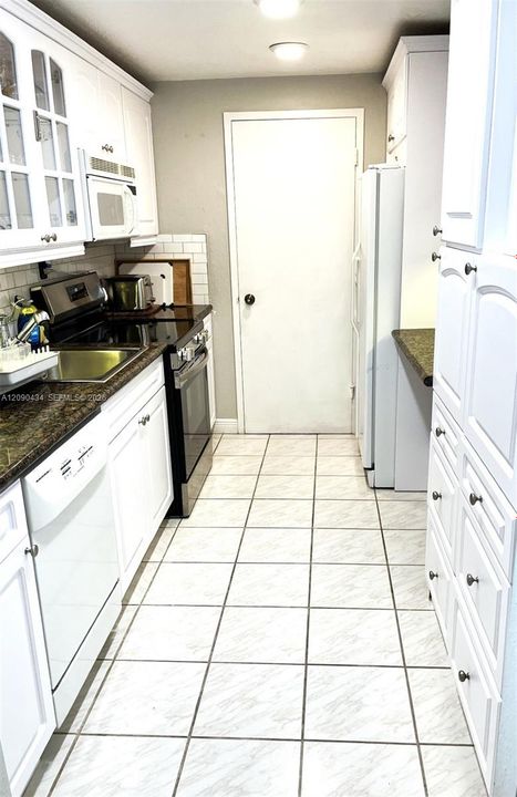 В аренду: $4,950 (2 спален, 2 ванн, 1050 Квадратных фут)
