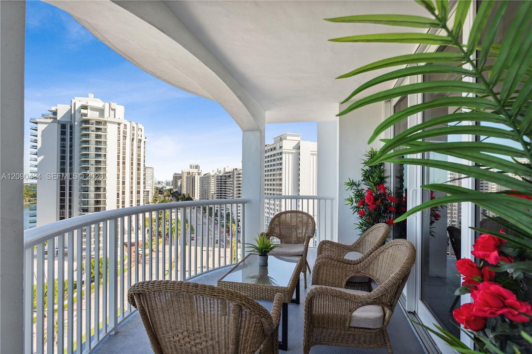 В аренду: $4,950 (2 спален, 2 ванн, 1050 Квадратных фут)