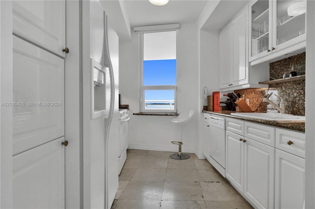 For Rent: $4,700 (2 beds, 2 baths, 1317 Square Feet)