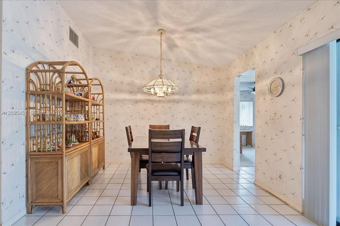 En Venta: $559,900 (4 camas, 2 baños, 1669 Pies cuadrados)