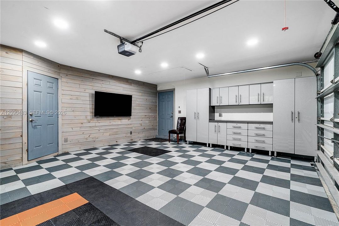 For Rent: $15,000 (4 beds, 3 baths, 3723 Square Feet)