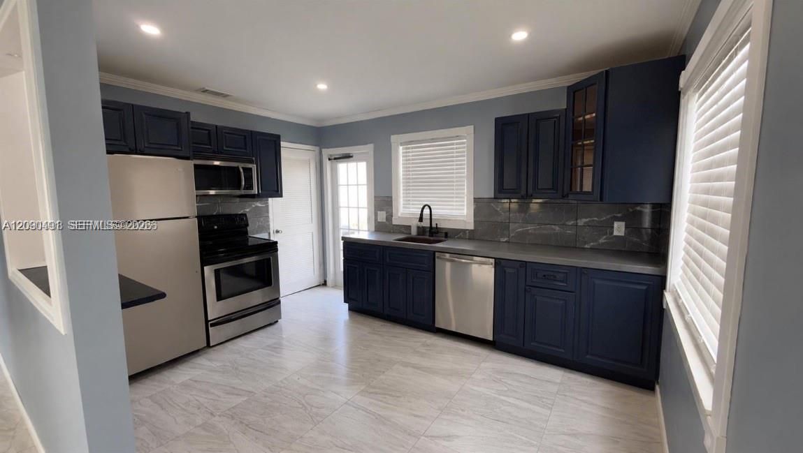 For Rent: $1,975 (2 beds, 1 baths, 864 Square Feet)