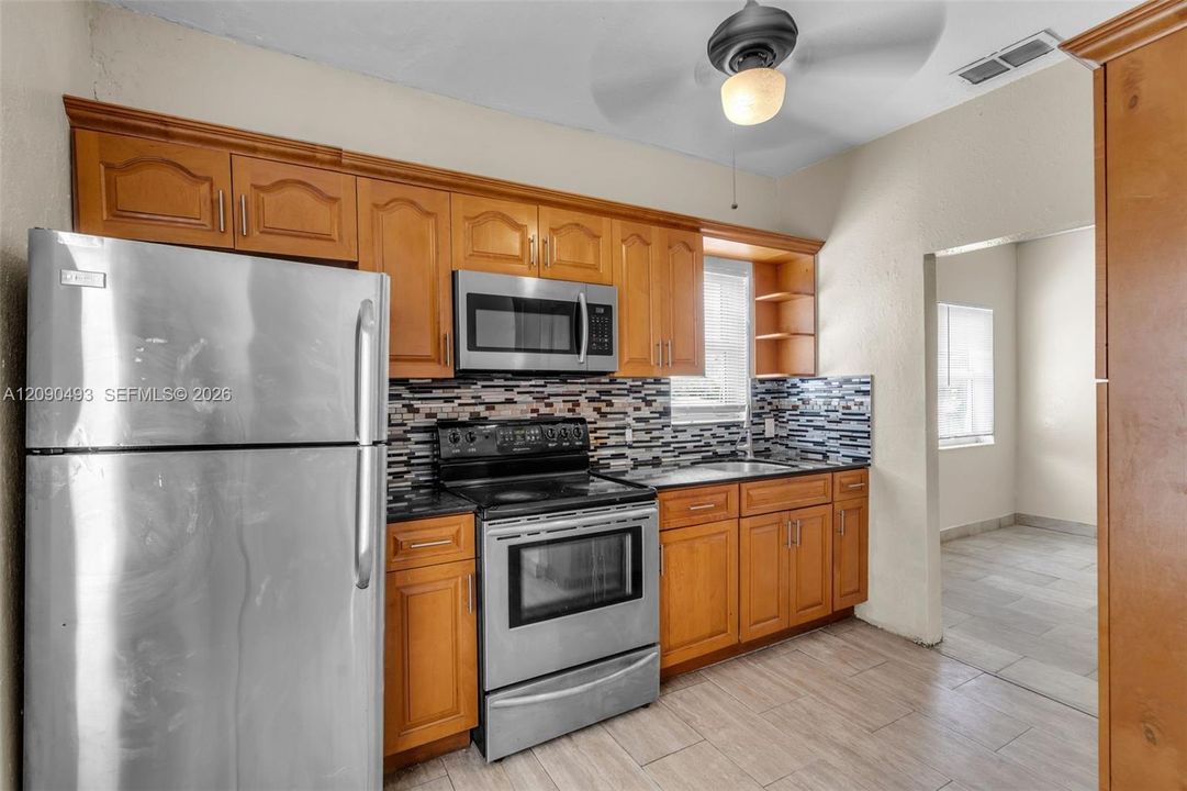 For Rent: $2,000 (2 beds, 1 baths, 3070 Square Feet)