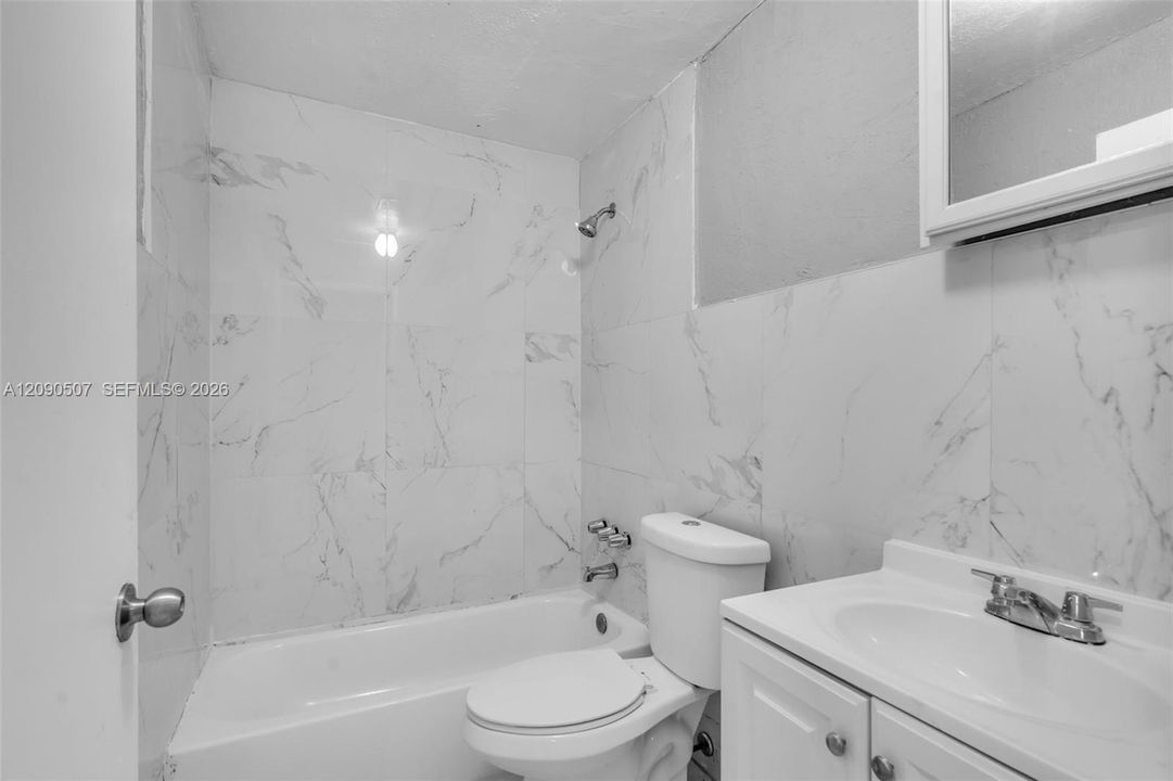 For Rent: $2,000 (2 beds, 1 baths, 3070 Square Feet)