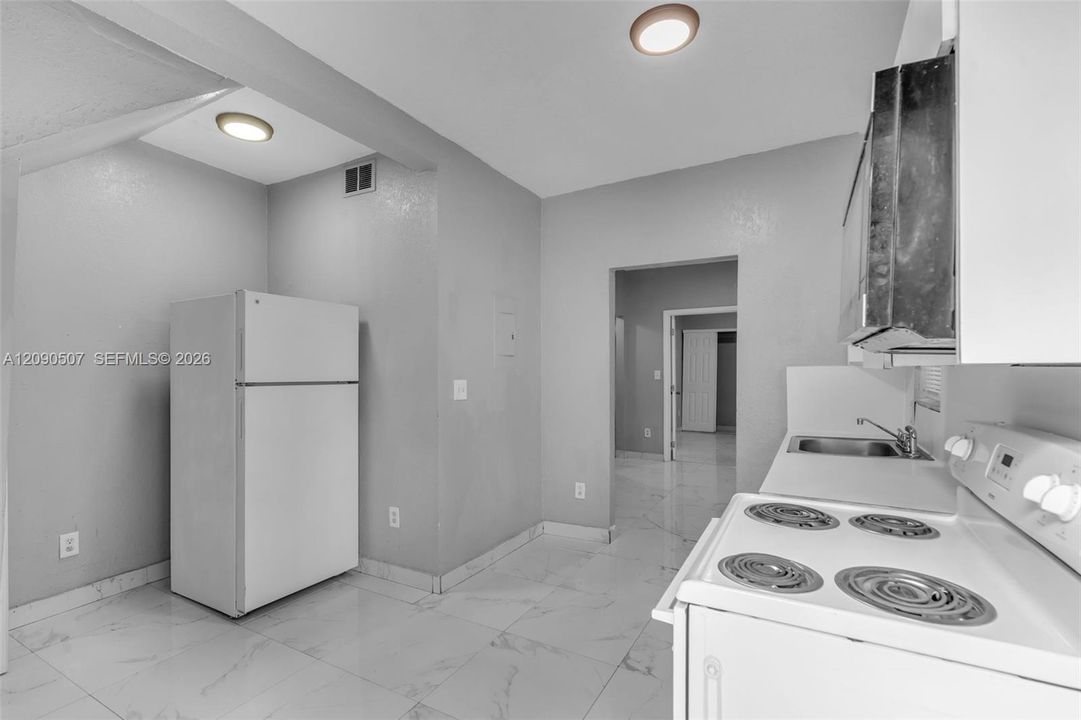 For Rent: $2,000 (2 beds, 1 baths, 3070 Square Feet)