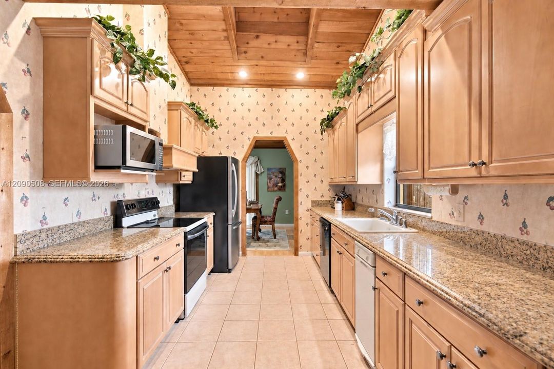 For Sale: $799,999 (3 beds, 2 baths, 2044 Square Feet)