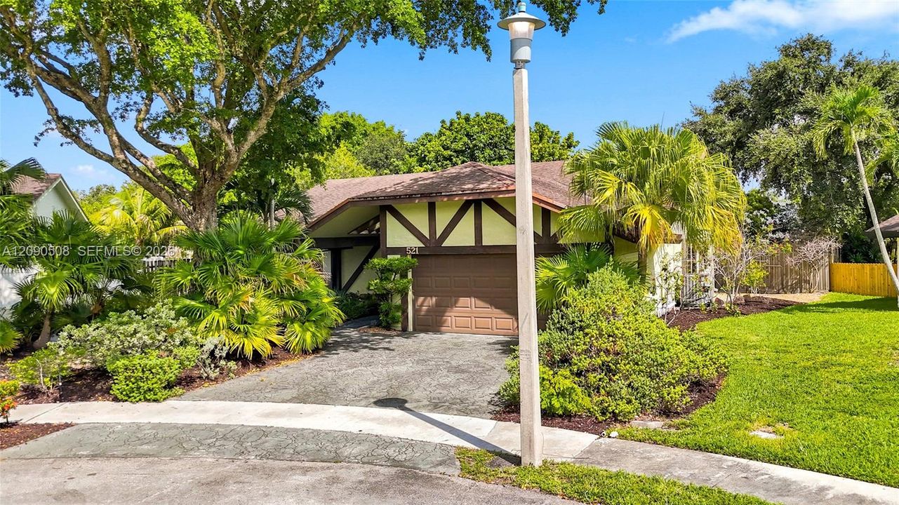 For Sale: $799,999 (3 beds, 2 baths, 2044 Square Feet)