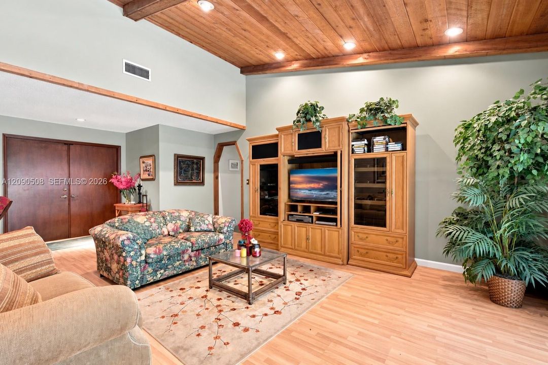 For Sale: $799,999 (3 beds, 2 baths, 2044 Square Feet)