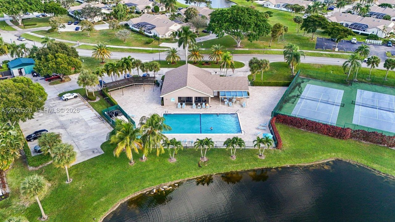 На продажу: $459,900 (3 спален, 3 ванн, 1325 Квадратных фут)