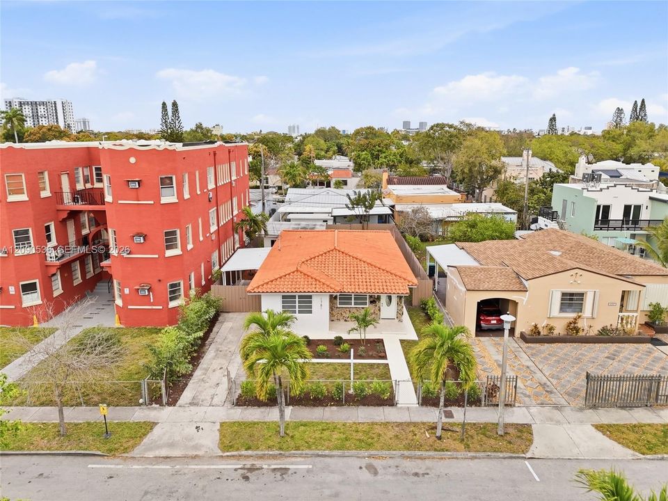 En Venta: $819,000 (4 camas, 3 baños, 1769 Pies cuadrados)