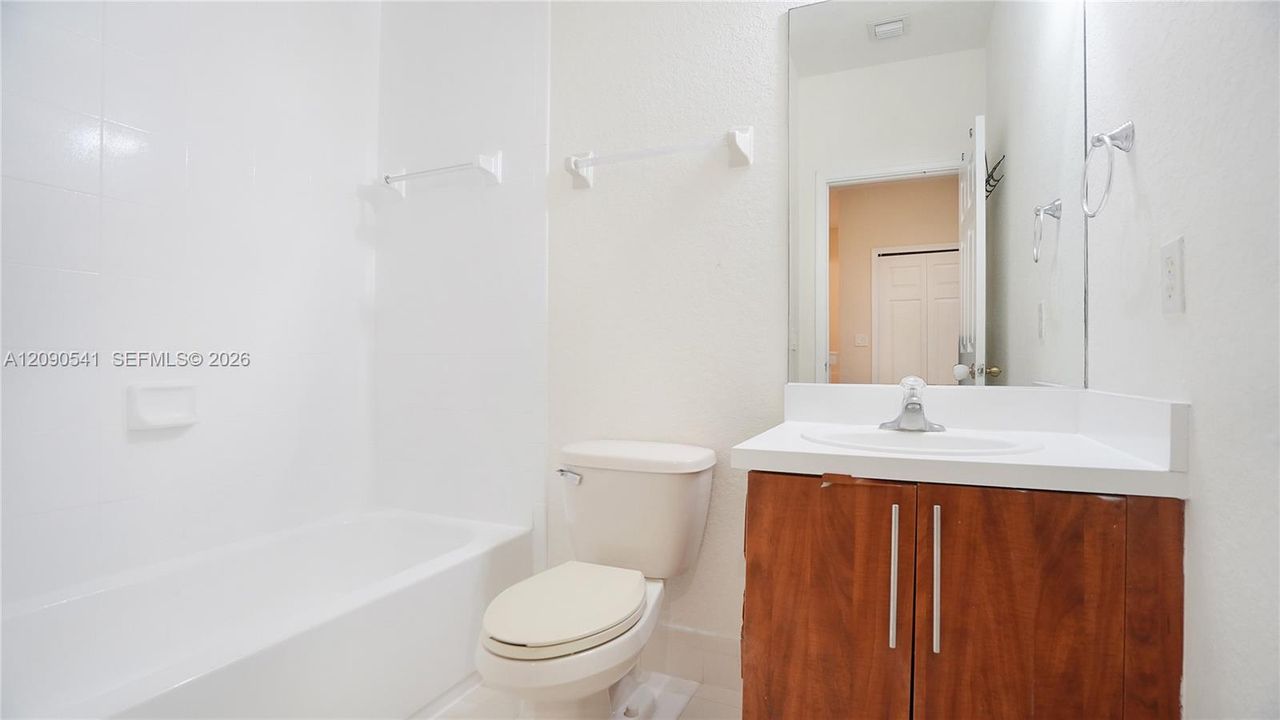 Secondary Upstairs Bathroom w/ Tub
