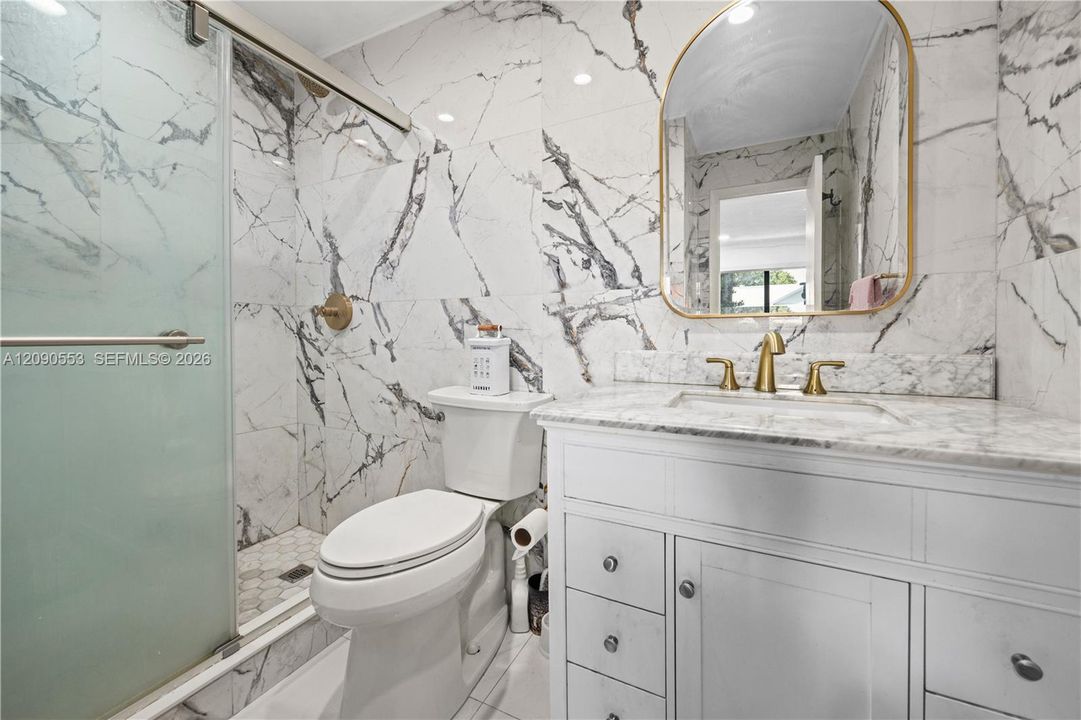 For Sale: $275,000 (2 beds, 2 baths, 835 Square Feet)