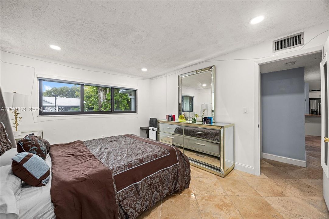 For Sale: $275,000 (2 beds, 2 baths, 835 Square Feet)