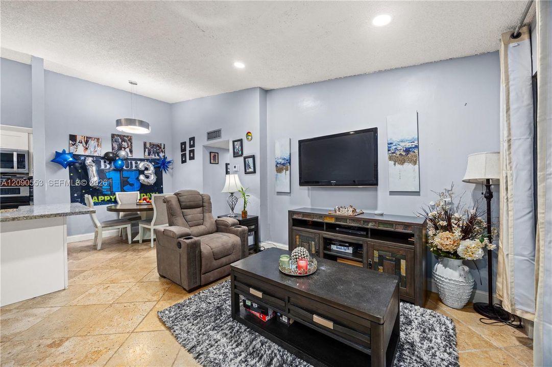 For Sale: $275,000 (2 beds, 2 baths, 835 Square Feet)