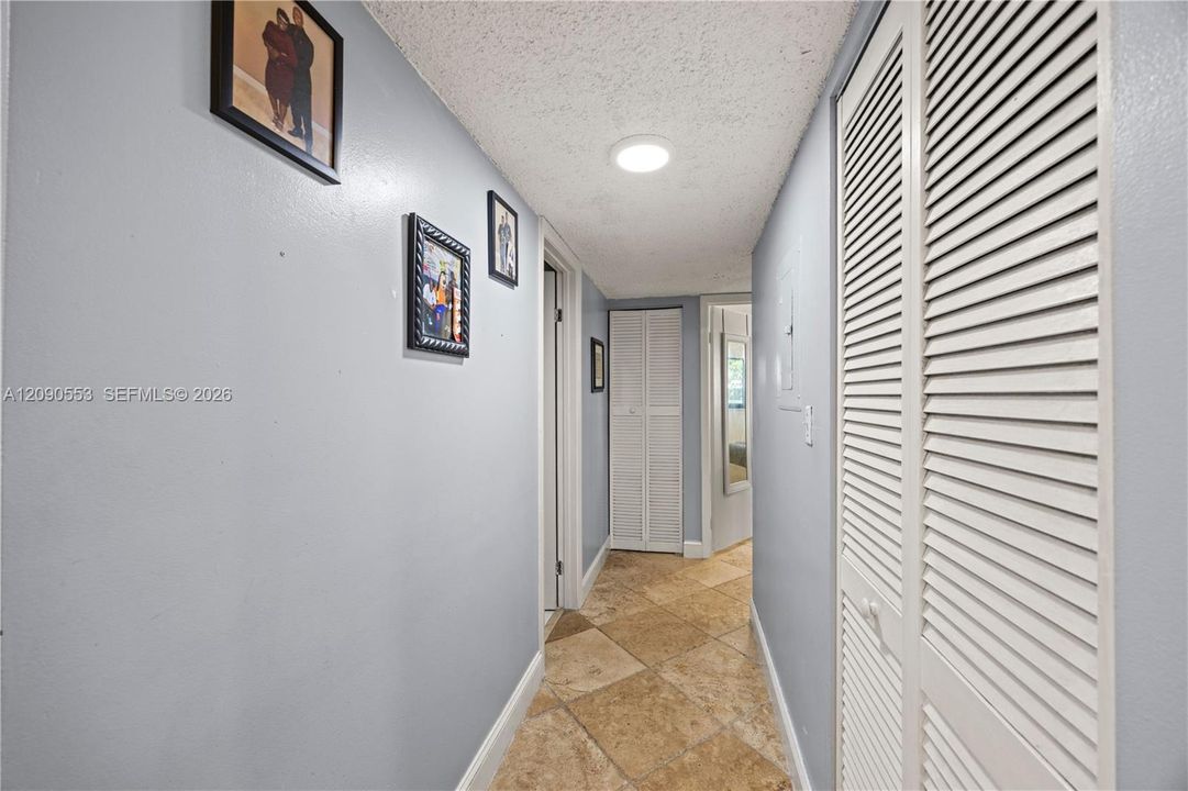 For Sale: $275,000 (2 beds, 2 baths, 835 Square Feet)