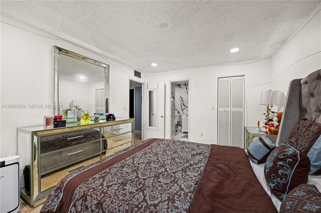For Sale: $275,000 (2 beds, 2 baths, 835 Square Feet)