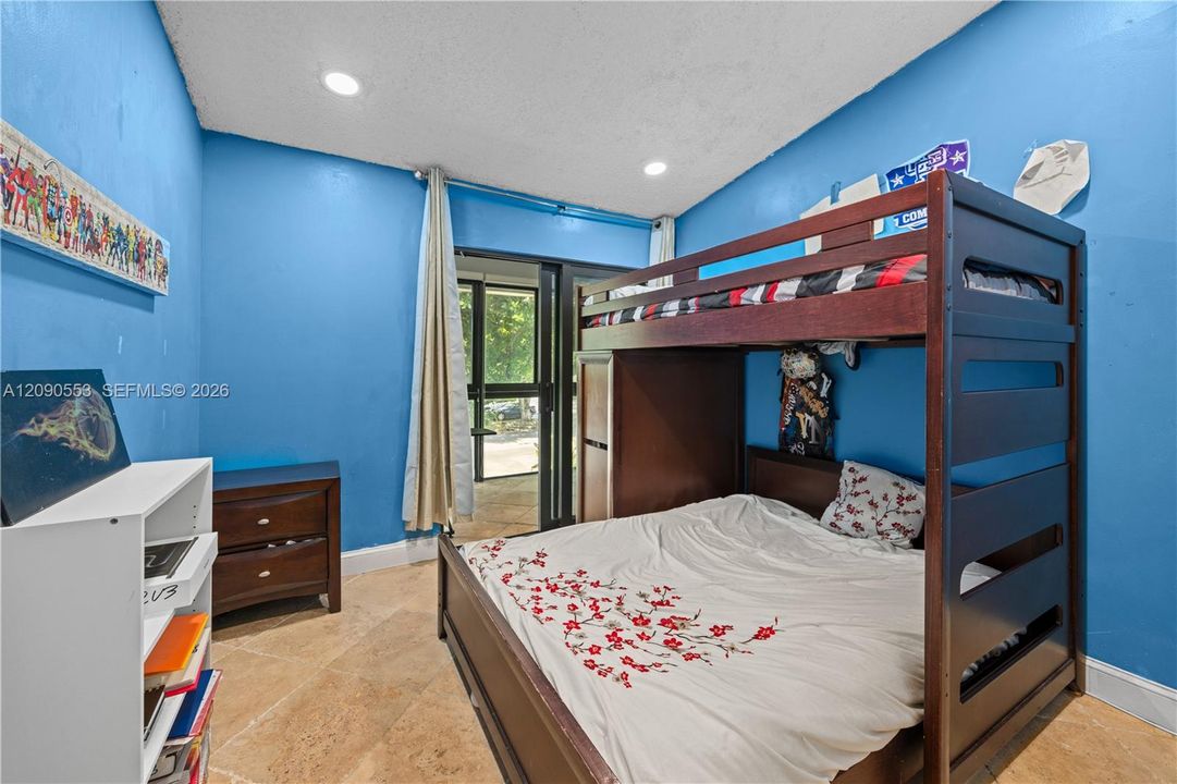 For Sale: $275,000 (2 beds, 2 baths, 835 Square Feet)