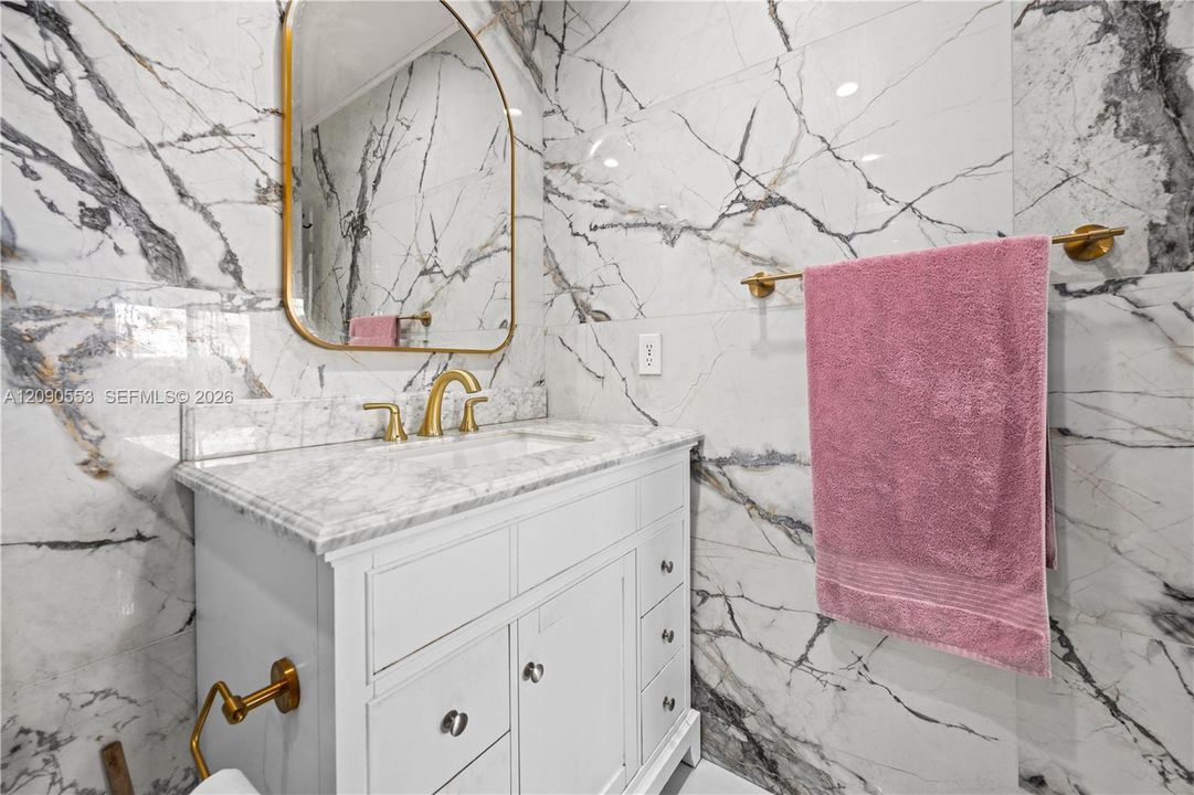 For Sale: $275,000 (2 beds, 2 baths, 835 Square Feet)